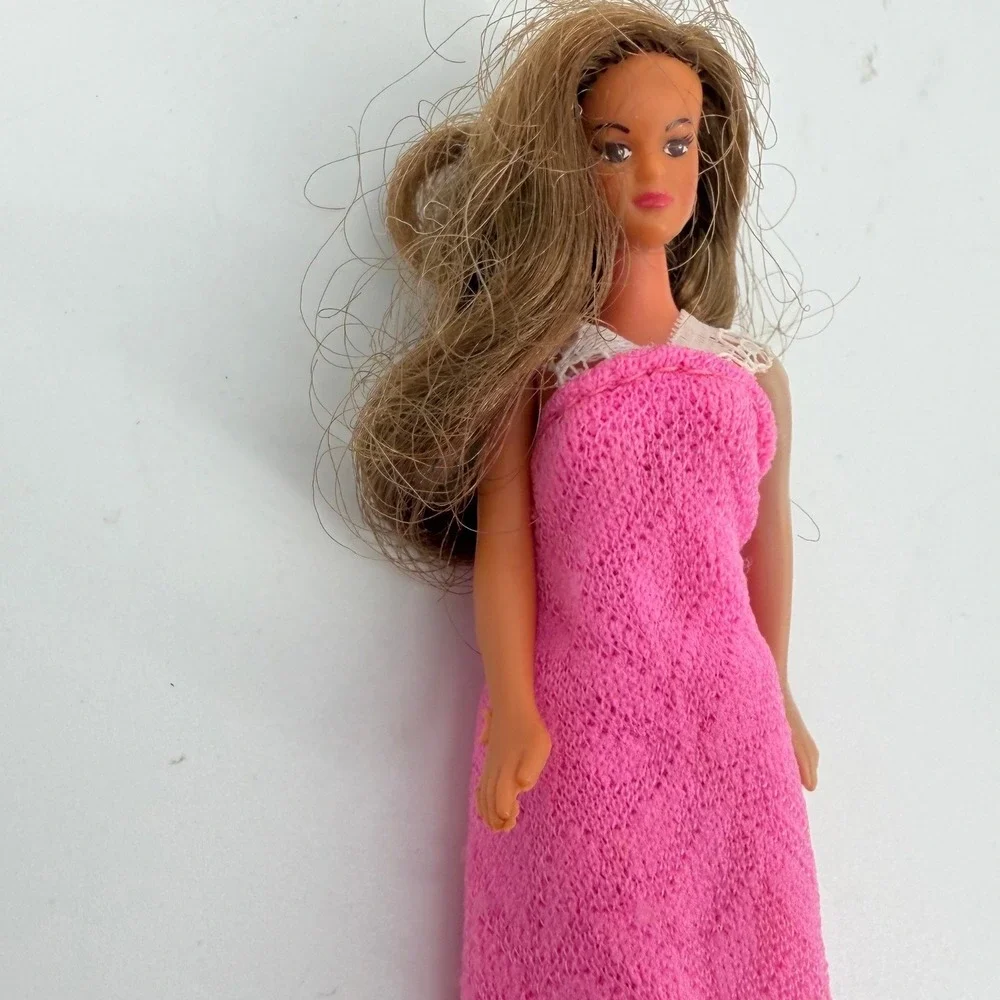 Vintage 1981 CPG Kenner Glamour Girls 4' Fashion Doll Brown Hair Pink Knit Dress